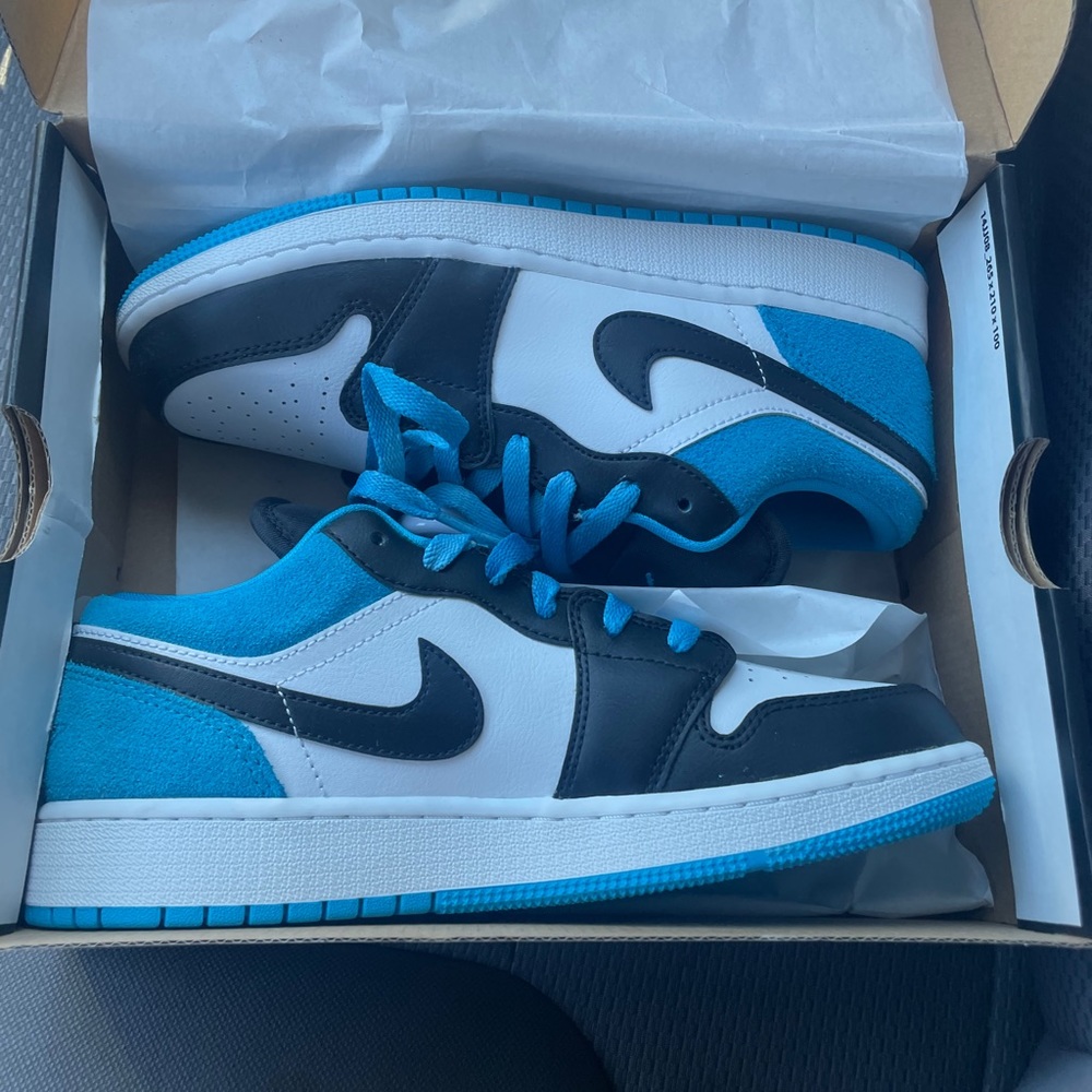 Brand new Nike Jordan 1 SE (gs) University Blue